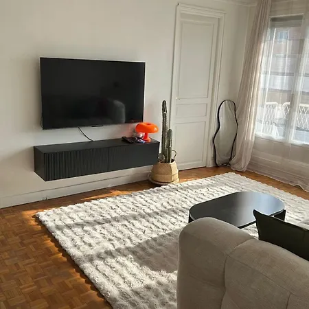 Charming 2-room With An Open View In The 14th