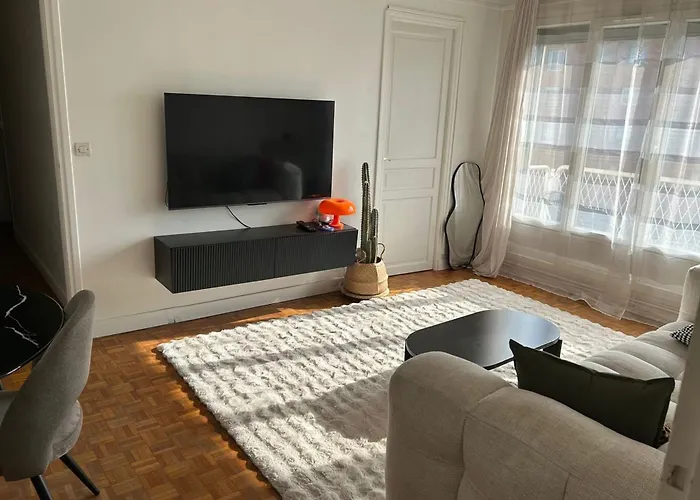 Charming 2-room With An Open View In The 14th